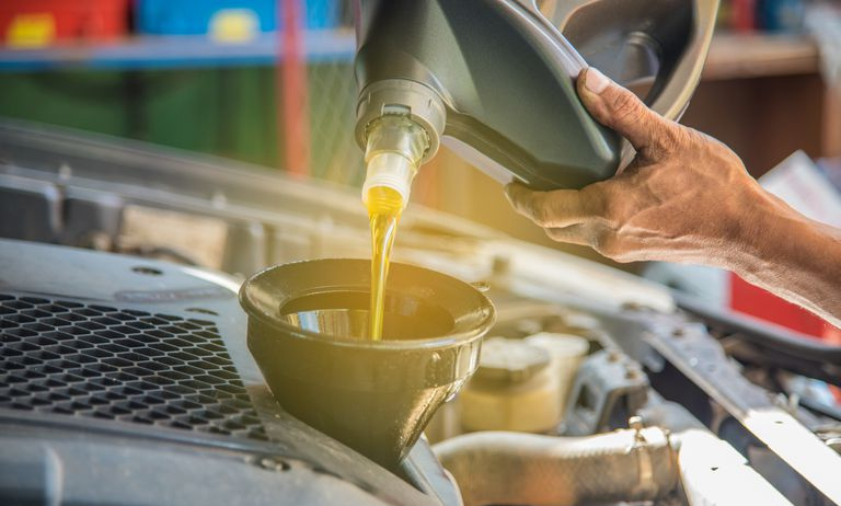 hombre, vertido, aceite, en, coche
