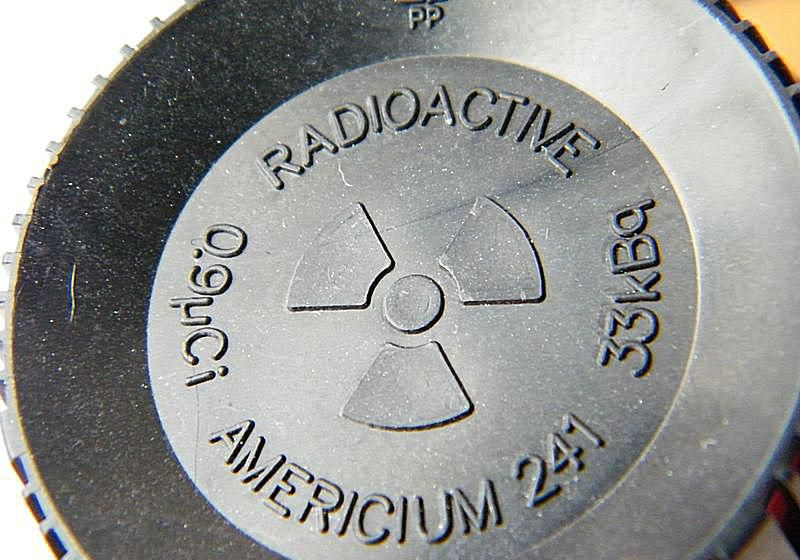 Muitos detectores de fumaça contêm uma pequena fonte radioativa de amerício-241 selada.