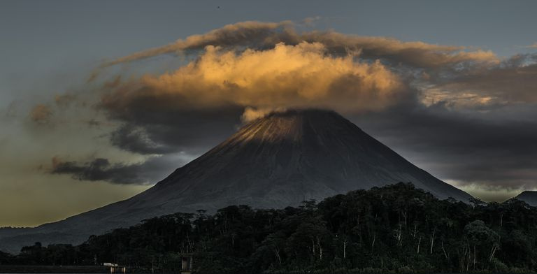 Vulcano con nuvole che turbinano minacciosamente sopra.