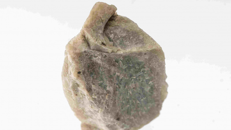 Roccia di perlite su sfondo bianco.