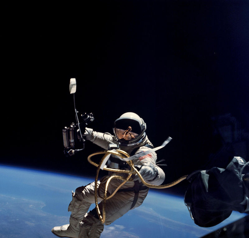 Astronavt Edward White med prvo izvedbo EVA med letom Gemini 4