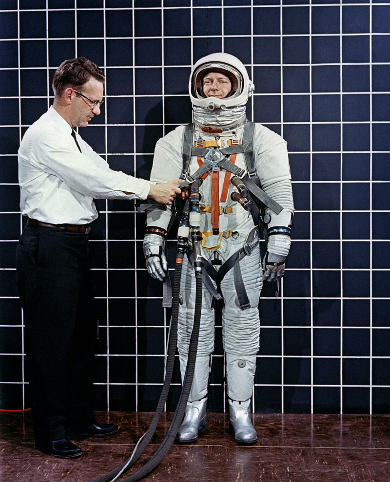 Vesoljski skafander A-3H-024 z zadrževalnim pasom za astronavte lunarnega izletnega modula