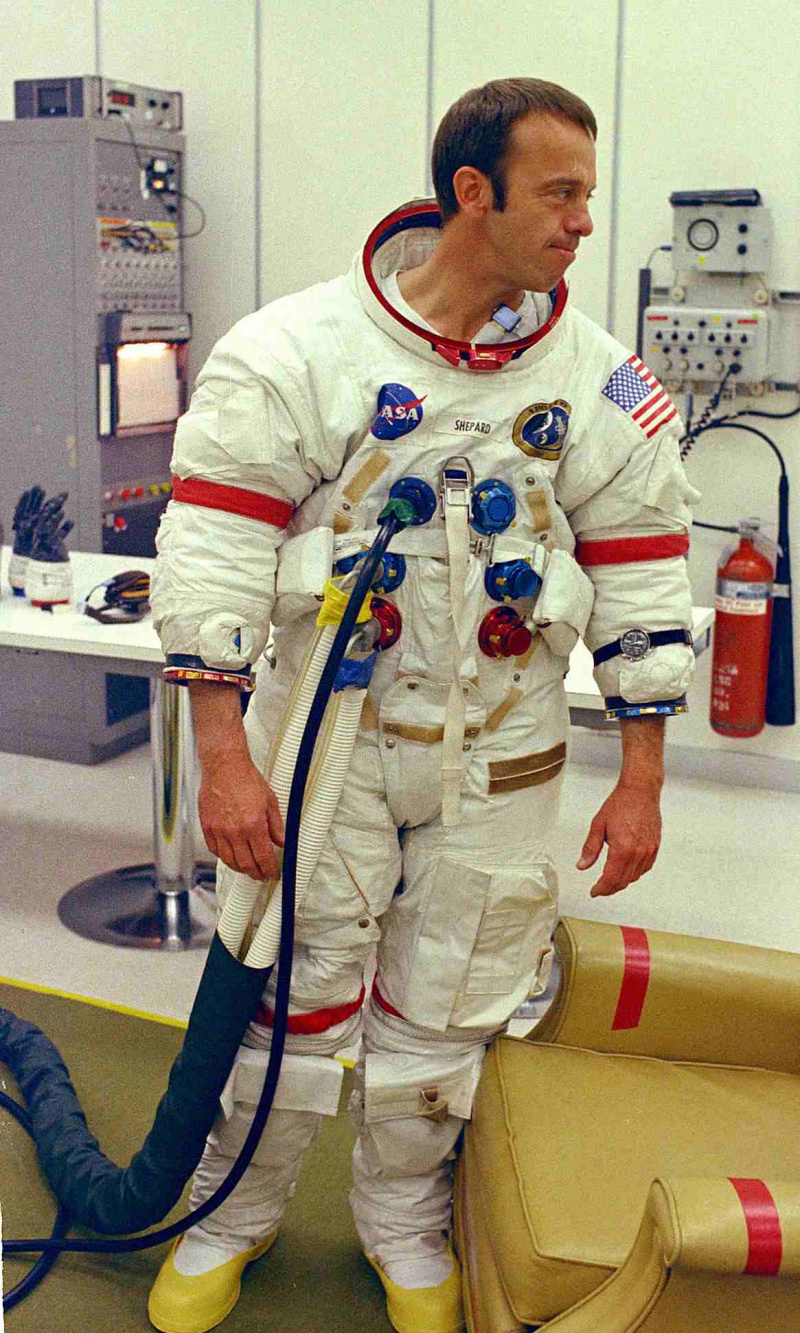 Astronavt Alan Shepard je med Apollom 14 podvržen operaciji oblačenja