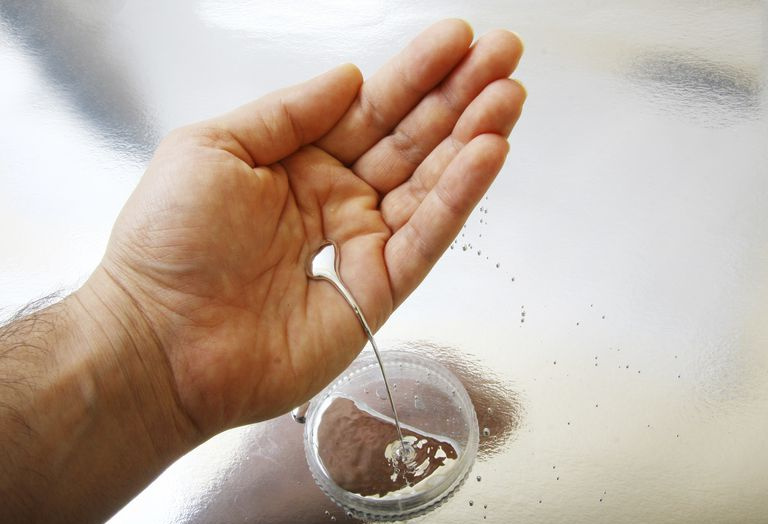 Toucher le mercure : si vous tenez le mercure dans votre main, il semble lourd et liquide, mais pas humide.
