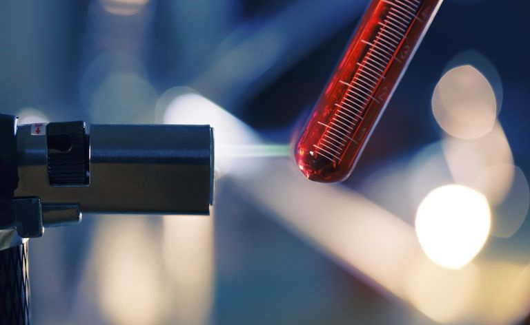 Chemieexperiment, bei dem Wärme auf ein Reagenzglas angewendet wird