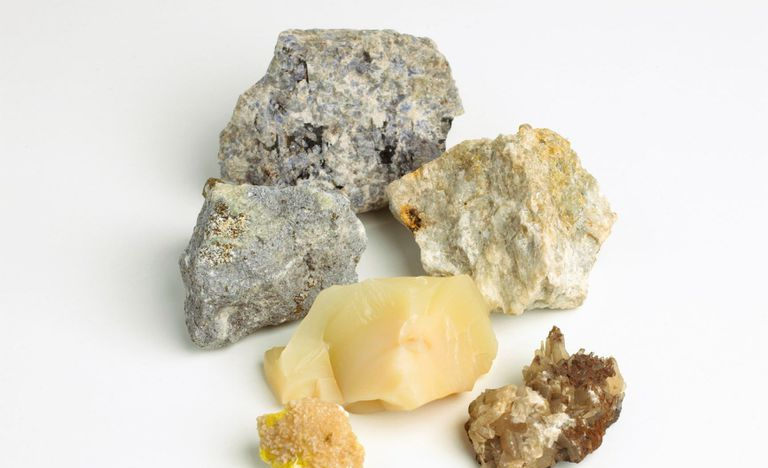 Stücke aus Calcit, blauem Aragonit, Opal, Sodalith