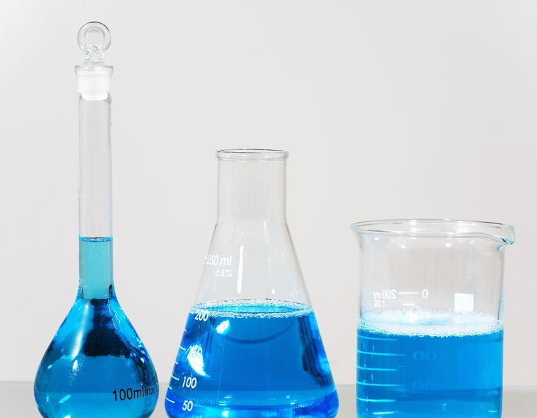Becher mit blauer Flüssigkeit