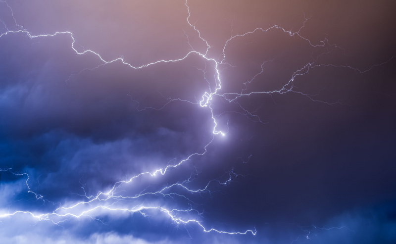 Fulmine nel cielo notturno durante un temporale