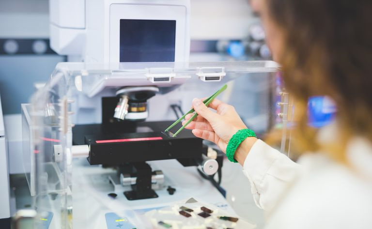 Los espectrofotómetros son instrumentos que pueden medir la absorbancia.