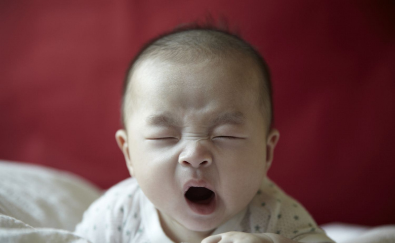 bebe bostezando