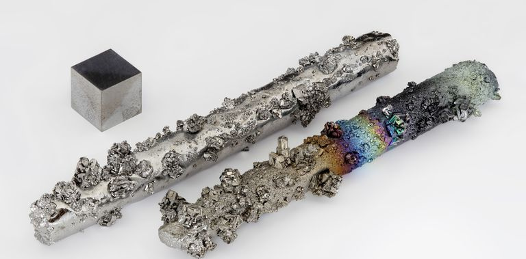 Wolfram to błyszczący srebrzysty metal, który tworzy w powietrzu kolorową warstwę tlenku.