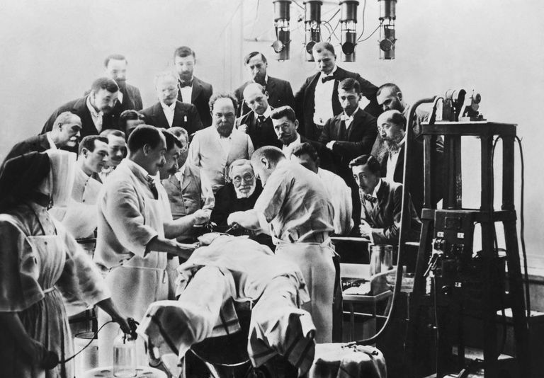 Patolog Rudolf Virchow observerer operasjonen