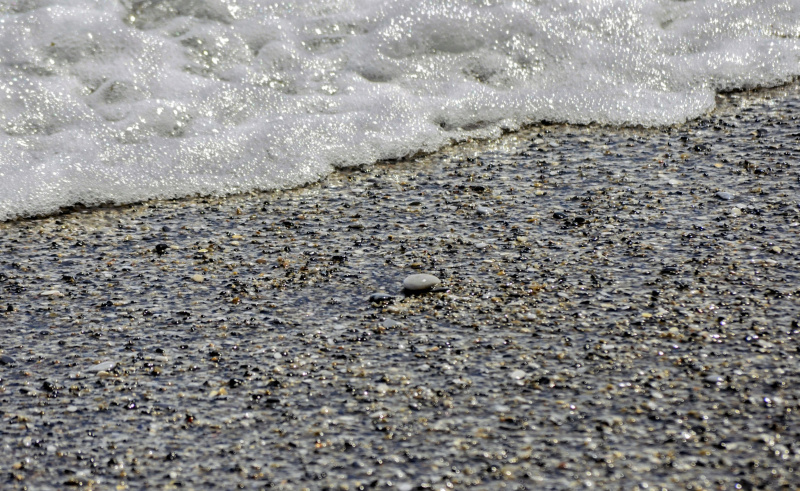 Con el tiempo, los guijarros de una playa pueden formar rocas de conglomerado.