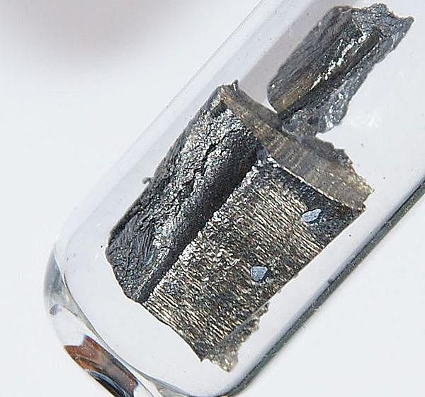Dies ist eine 1-cm-Probe aus ultrareinem Neodym, die unter Argon gelagert wird, um Oxidation zu verhindern.