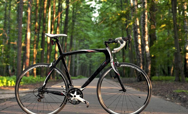 Oglekļa šķiedras šosejas velosipēds brīvā dabā