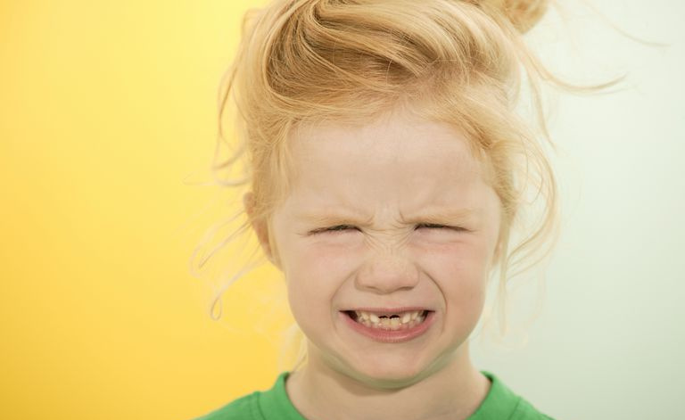 Petite fille avec des dents manquantes
