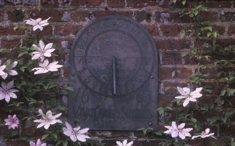 Sonnenuhr datiert 1663 auf dem Gelände von Polesdon Lacey, Surrey, 20. Jahrhundert. Eine edwardianische Sonnenuhr eingeschrieben