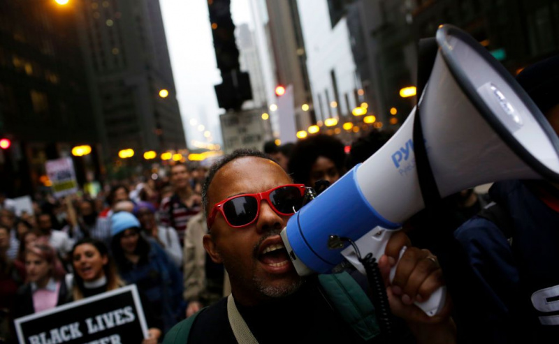 Los manifestantes celebran el veredicto en el juicio por asesinato del oficial de policía de Chicago Jason Van Dyke el 5 de octubre de 2018.