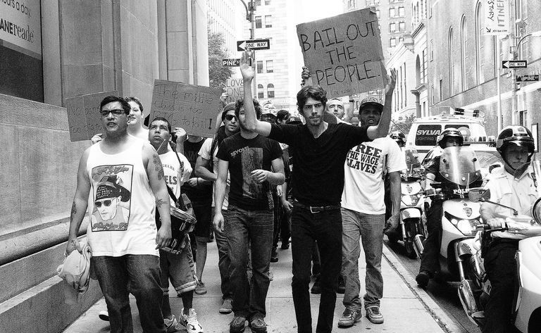 Demonstranten, die mit Occupy Wall Street in Verbindung stehen, fordern politische und wirtschaftliche Reformen und berufen sich dabei auf die Komponenten der politischen Prozesstheorie.