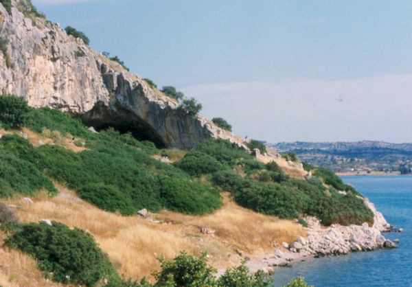 Entrada a la cueva de Franchthi, Grecia