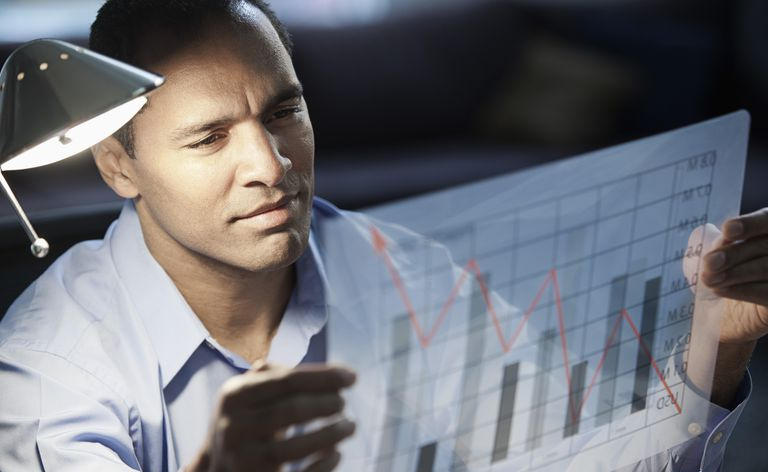 Empresário olhando para o gráfico de barras