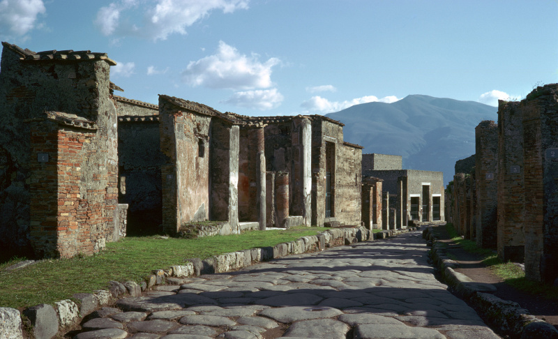 Scena uliczna w Pompejach z Wezuwiuszem w tle