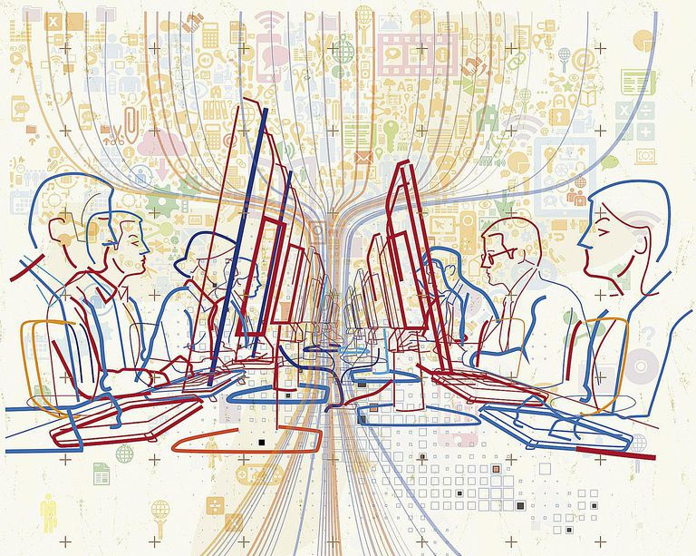 Les gens sont assis devant des ordinateurs et des images qui signalent les communications en ligne et numériques les entourent. La sociologie d