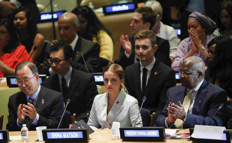 Emma Watson sentada na ONU para o lançamento da campanha HeForShe.