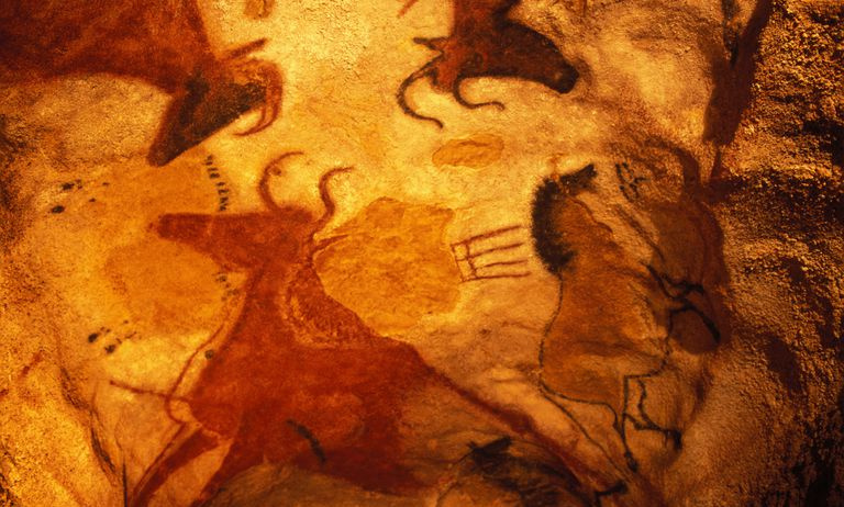 Pintura de auroques e cavalos na caverna de Lascaux, França