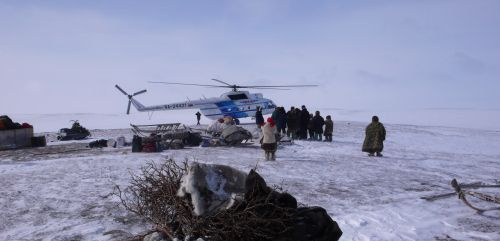 Un hélicoptère atterrit au campement Nenets