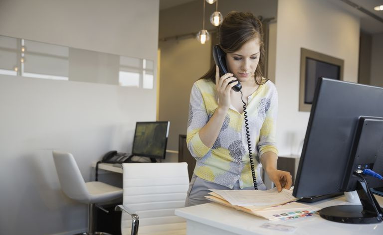 Réceptionniste debout au bureau
