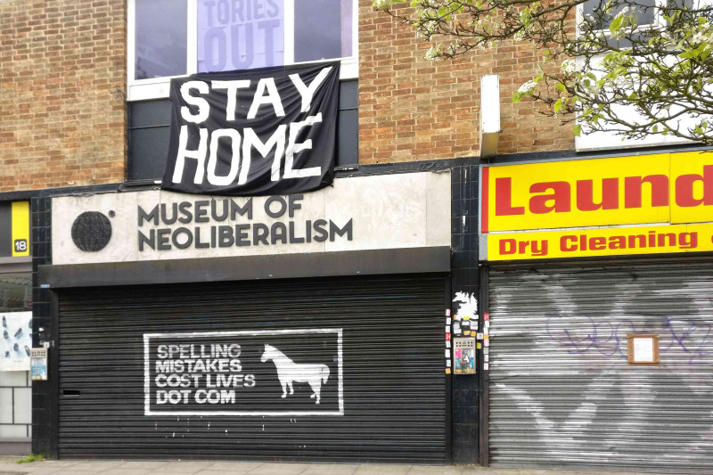 Duży znak STAY HOME nad zamkniętym Muzeum Neoliberalizmu w Lewsiham, Londyn, Anglia.