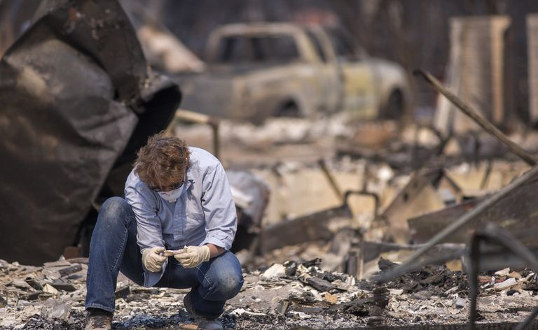 Un anthropologue médico-légal assiste les incendies de forêt de 2017 à Santa Rosa, en Californie