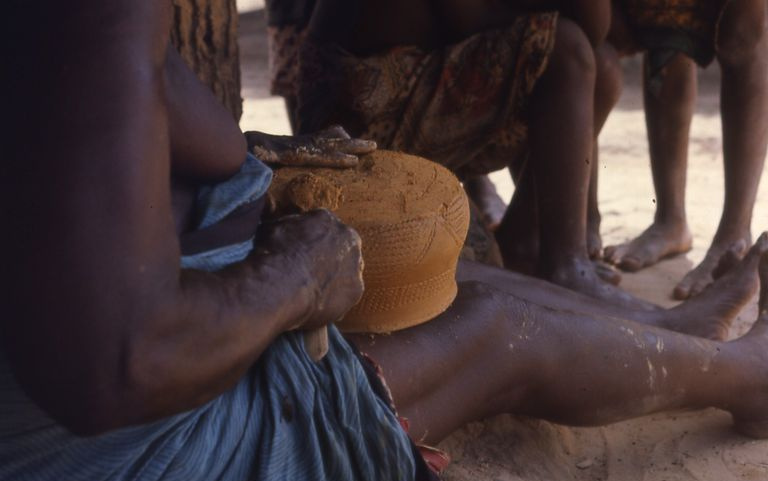 Frau beim Töpfern in Kpeyi, Liberia