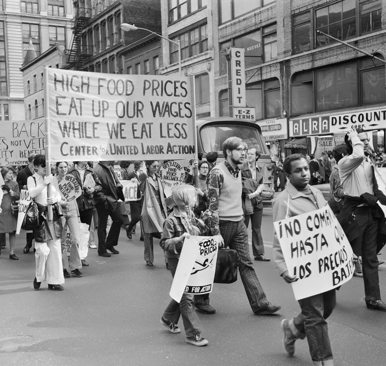 1970 年代、NYC で食料価格の高騰に抗議する人々