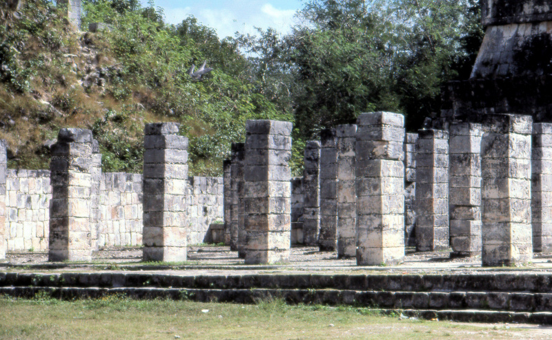 Colunata no Templo dos Guerreiros no local maia de Chichén Itzá, Yucatan, México