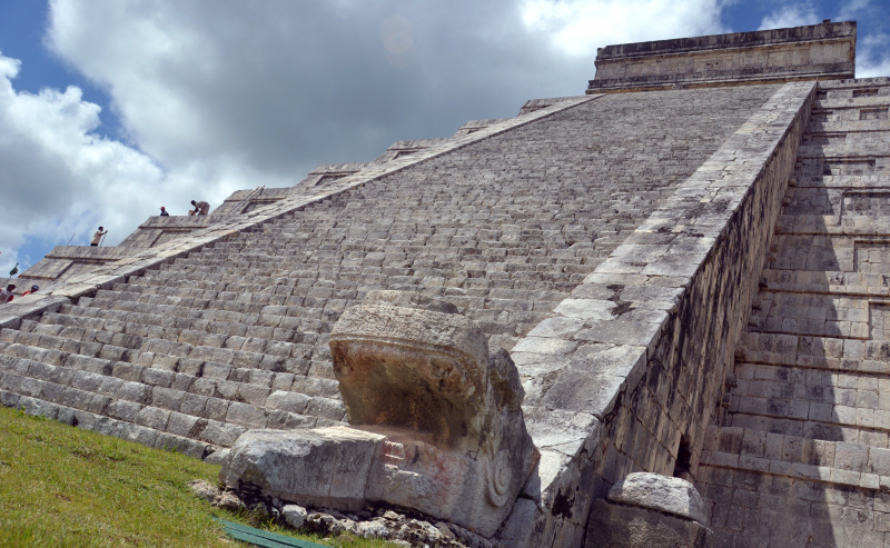 Olhando para el Castillo (Kukulcan) da parte inferior de suas escadas icônicas