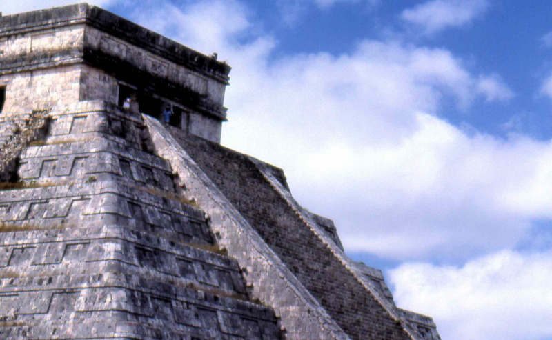 A plataforma de astronomia que coroa el Castillo em Chichen Itzá