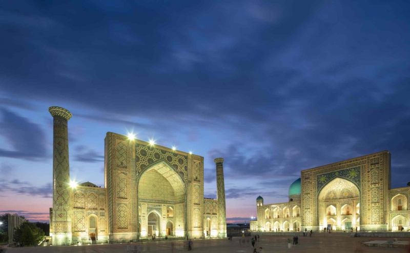 Registan: centralny plac starożytnej Samarkandy otoczony 3 medresami, Uzbekistan