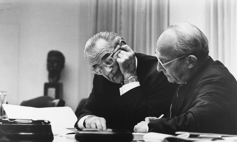 Lbj og Walter Rostow ser på papirer