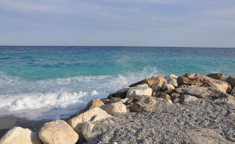Widok na Morze Śródziemne z plaży w Nicei we Francji?