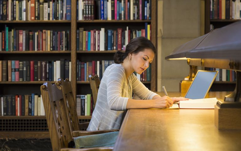 Studentka studiująca w bibliotece