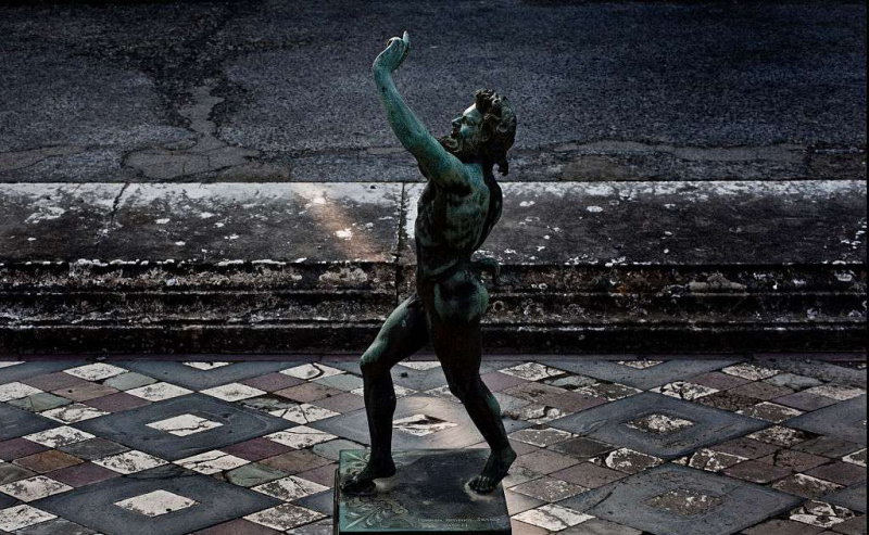 Tańczący Faun w Domu Fauna w Pompejach