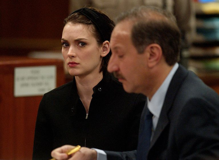 Psykologiske teorier om avvikende atferd hjelper til med å forklare hvorfor en rik og berømt person som Winona Ryder ville stjele.