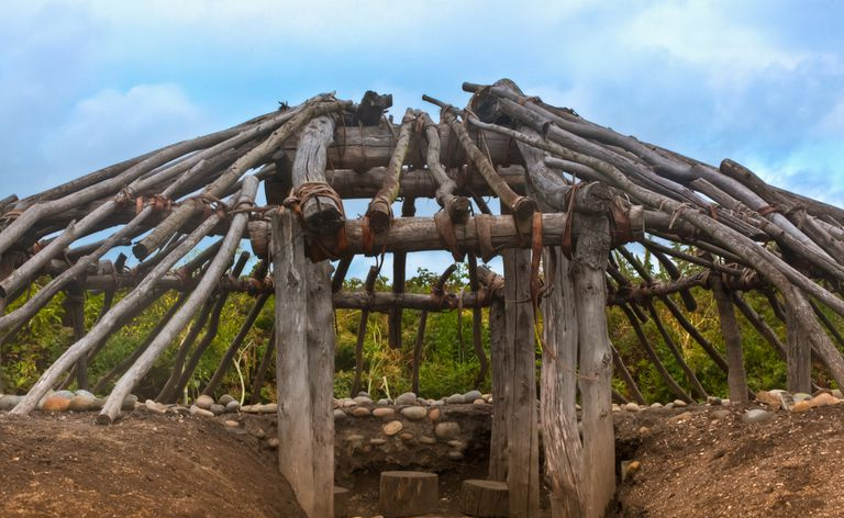 Ohlone Village Pit house en construcción