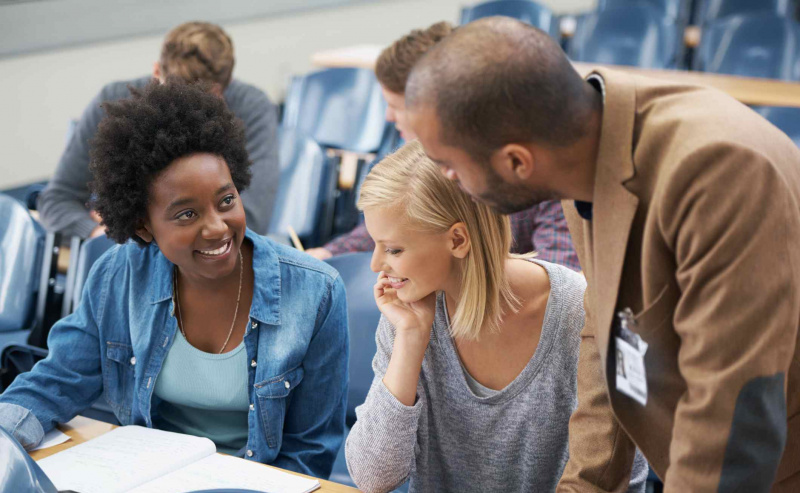 Il docente è sempre a disposizione in caso di domande Inquadratura di un docente che aiuta i suoi studenti