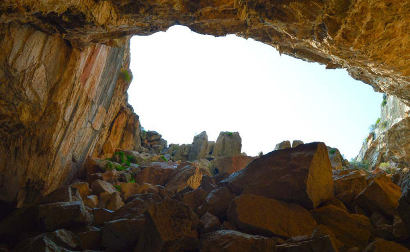 In der Franchthi-Höhle in Griechenland stehend und auf die Höhlenöffnung blickend.