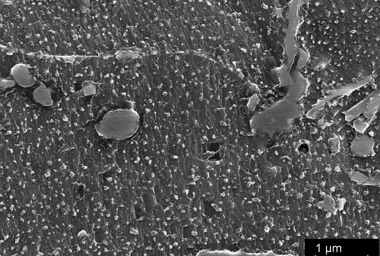 Micrografía electrónica de una muestra de acero Wootz grabado
