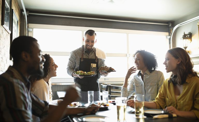 Kelner serwujący jedzenie znajomym w restauracji?
