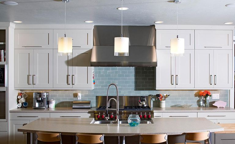 cucina di lusso con illuminazione a goccia